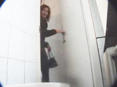 Unsuspecting mamas empties her bladders in public loo