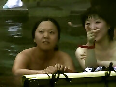 es hora de espiar a las putas japonesas naturales reales que se bañan y muestran las tetas