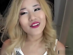 blondynka asian girl daje głowę i funtów
