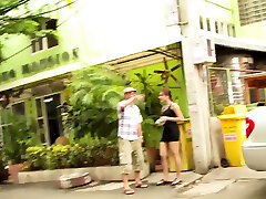филиппинка całuje randy turysta, zanim usiadł na jego kogut