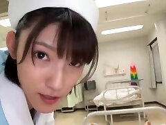 जापानी नर्स बिस्तर पर एक डिक चूसने आनंद मिलता है
