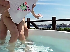 年轻的日本小妞是性交在游泳池和室内
