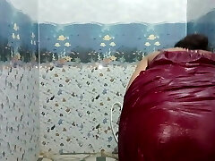 indiano giovane bhabhi bathing in petticoat bagno