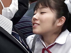 salope couvre le visage du vieil homme de salive dans le train