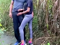 follar en público muy arriesgado con una hermosa chica en el parque de jogging