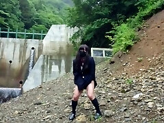 cute transgender eyacula lascivamente mientras se expone en una presa en las montañas