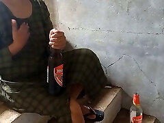 देसी स्थानीय रेंडी आउटडोर पीने बियर बियर की बोतल