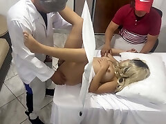 pervertito posa come un medico ginecologo per scopare la bella moglie accanto al suo stupido marito in una consultazione medica erotica