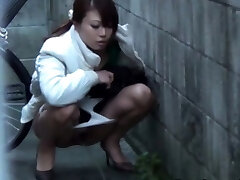 Asian piss in street