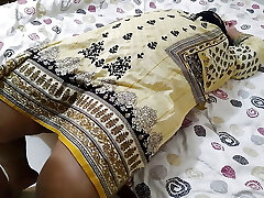 Padosi Hot Aunty ko chodne ke liye majboor kiya - Nandita aunty without pajama and Tough shag while resting on bed