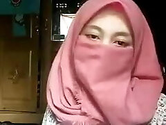 Hijab Muslim Girl Showcase Her Body