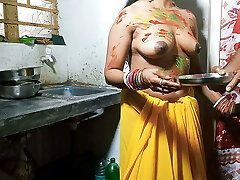 holi par sexy bhabhi ko colore lagakar cucina stand par khood choda