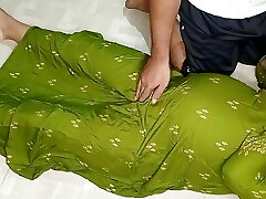 AuNty Ko kiTchen M uSke laDke N cHodne ka dude hAi boLke cHoot maRi