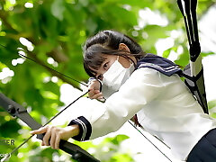 giapponese studente ragazza studio di tiro con l'arco classe
