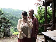 un vieil homme profite d'une femme japonaise aux gros seins