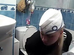 chica rusa haciendo caca en el baño