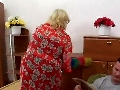 Grueso Rubia Abuelita Bonks Hombre Más Joven