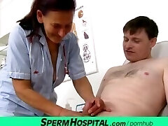 grand-mère linda est une sale infirmière en train de traire une bite à la clinique de sperme