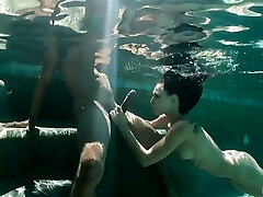 Holding breath long underwater Aidra Fox gives a decent blowjob