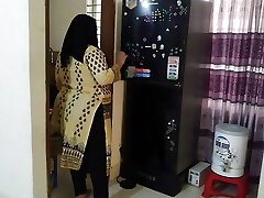 (印度热Maa ke sath Beta Jabardasti chudai)当继母打开冰箱,继子性交&功放;把她放在冰箱里