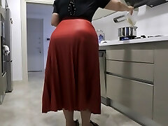 मेरी सौतेली माँ और # 039;की लाल स्कर्ट ने मेरे डिक को कठोर कर दिया ।