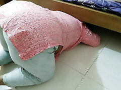 Gujarati Sexy Saas gets stuck under the table while cleaning, then Damad comes & Help her - Ample Bum Fucking & cummed
