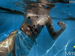 Finnish blonde inked pornstar Mimi underwater
