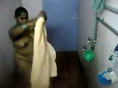 grasso indiano ragazza lava il suo corpo in il bagno in nascosto camma clip