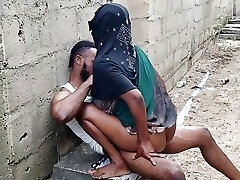 une grosse bite africaine se fait monter dans les cieux par une prostituée de rue