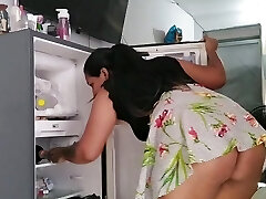 the fridge has a harm so I go to the neighbor to make repairs of appliances