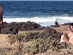 pipe de plage nudiste: je montre ma bite dure à une salope qui me demande une pipe et du sperme dans sa bouche