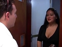 Grandes tetas morena golpeado por 2 pollas duras