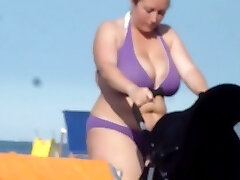 Candid MILF Huge Big-boobed Beach Cleavage