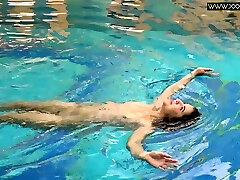 热纹身捷克性感的游泳池