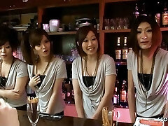 секс-оргия свингеров с миниатюрными азиатками в японском клубе