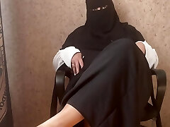 siriano milf in hijab dà jerk off istruzioni, sperma con il suo