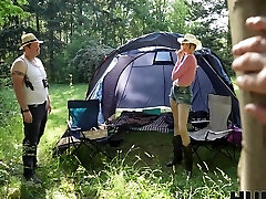 戴绿帽子的视频在露营与瘦女友伊莎贝拉De Laa