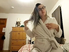 Molten girl fucks herself for 6 mins