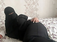 Syrian milf in hijab masturbates hairy pussy to orgasm