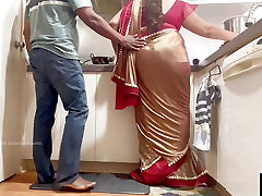 romance de couple indien dans la cuisine - saree sex-saree levé et fessée au cul