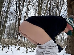 meando dentro de mi culo joven en el bosque sobre la nieve