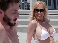 सींग का बना हुआ ब्रांडी प्यार प्यार करता है एक युवा मुर्गा और कुछ से अधिक सींग का बना हुआ ब्रांडी प्यार प्यार करता है एक युवा मुर्गा और कुछ से अधिक