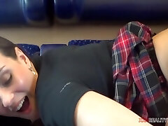 baise excitée avec un inconnu dans un train public 48 min-mea melone