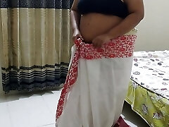 desi 55-anno-vecchio (maa) era indossare saree a camera quando il suo (beta) è venuto e chudai jabardasti - hindi sesso