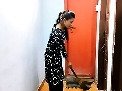 18岁的印度女仆有性别与她的房子的主人