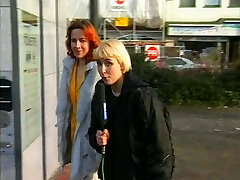 Typ von der Strasse zum Dreier ueberredet