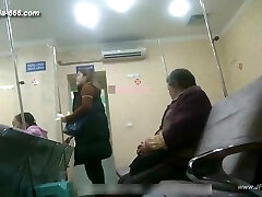 guckt chinesische frau ins krankenhaus für eine injektion zu gehen.eins