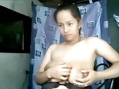 filipina माँ विशाल दूधिया स्तन के साथ कैम पर