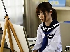 可爱的日本的女学生被拧在很多位置