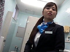 जापानी लड़की कावासाकी अरिसा अपने डिक पर चूसने में बात की जाती है
